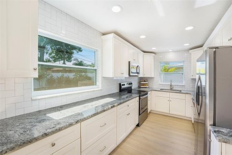 Casa en venta en Saint Petersburg, Florida, 3 dormitorios, 158.31 m2 № 1757337 - foto 9