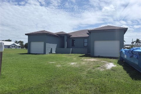 Commercial property in Punta Gorda, Florida 6 bedrooms, 127.55 sq.m. № 2391695