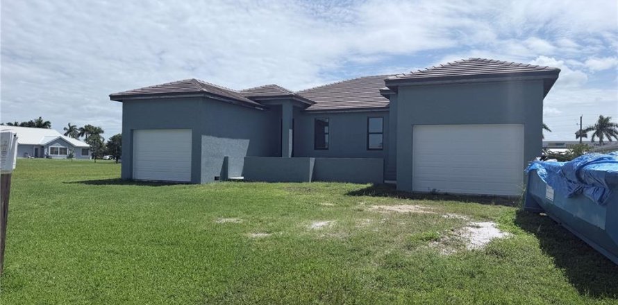 Commercial property in Punta Gorda, Florida 6 bedrooms, 127.55 sq.m. № 2391695
