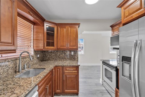 Villa ou maison à vendre à Miami, Floride: 3 chambres, 143.91 m2 № 2026187 - photo 13