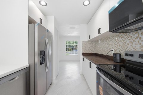 Townhouse in Sunrise, Florida 3 bedrooms, 156.08 sq.m. № 2246323 - photo 15
