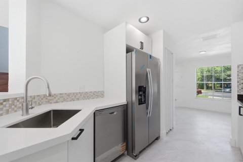 Townhouse in Sunrise, Florida 3 bedrooms, 156.08 sq.m. № 2246323 - photo 2