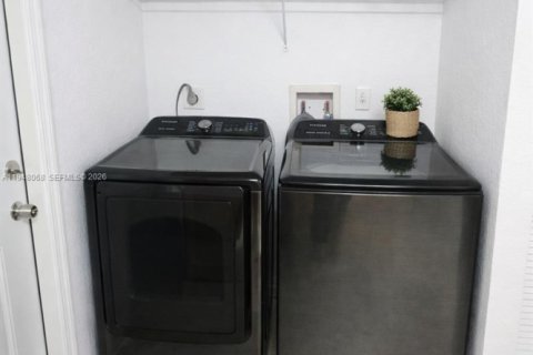 House in Miami, Florida 3 bedrooms, 103.68 sq.m. № 2031177 - photo 11