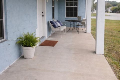 House in Miami, Florida 3 bedrooms, 103.68 sq.m. № 2031177 - photo 3