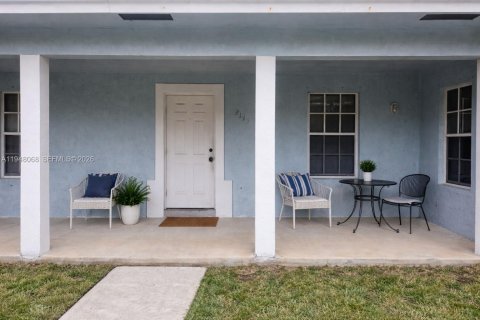 House in Miami, Florida 3 bedrooms, 103.68 sq.m. № 2031177 - photo 2