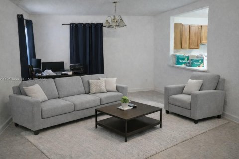 House in Miami, Florida 3 bedrooms, 103.68 sq.m. № 2031177 - photo 4