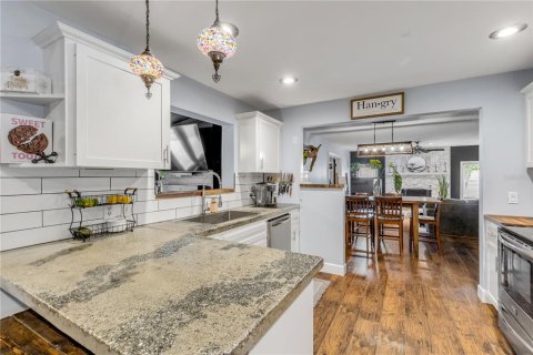 House in Edgewater, Florida 4 bedrooms, 196.4 sq.m. № 2418811 - photo 3