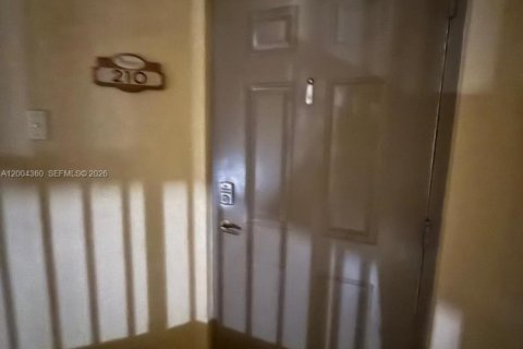 Condo in Doral, Florida, 3 bedrooms  № 2068462 - photo 8