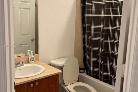 Condo in Doral, Florida, 3 bedrooms  № 2068462 - photo 16