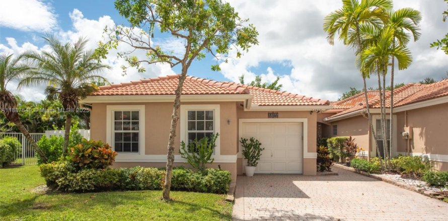 Villa ou maison à Pembroke Pines, Floride 3 chambres, 121.52 m2 № 1951107