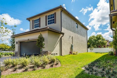 House in Tamarac, Florida 4 bedrooms, 172.98 sq.m. № 2185809 - photo 2