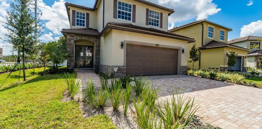 House in Tamarac, Florida 4 bedrooms, 172.98 sq.m. № 2185809