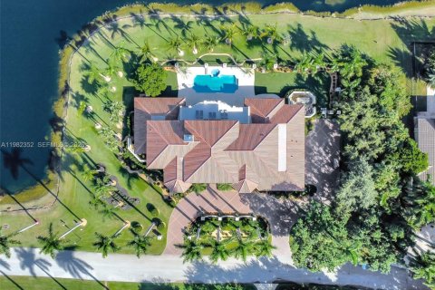 Купить виллу или дом в Уэстон, Флорида 5 спален, 728.45м2, № 2049198 - фото 12