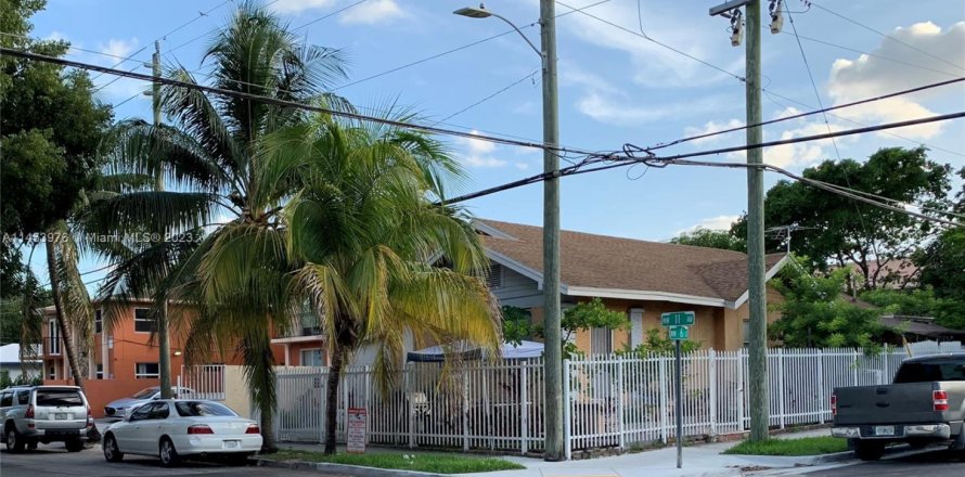House in Miami, Florida 3 bedrooms, 153.2 sq.m. № 2012717