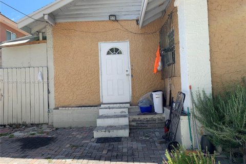 House in Miami, Florida 3 bedrooms, 153.2 sq.m. № 2012717 - photo 4