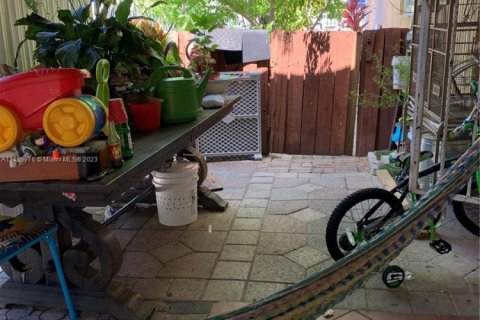 House in Miami, Florida 3 bedrooms, 153.2 sq.m. № 2012717 - photo 14