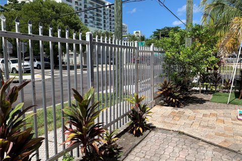 House in Miami, Florida 3 bedrooms, 153.2 sq.m. № 2012717 - photo 13