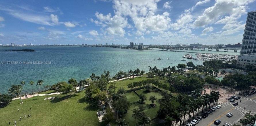 Condominio en Miami, Florida, 2 dormitorios № 1942540