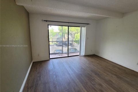 Condo in Pompano Beach, Florida, 2 bedrooms  № 2018663 - photo 2