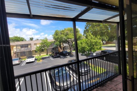 Condo in Pompano Beach, Florida, 2 bedrooms  № 2018663 - photo 3