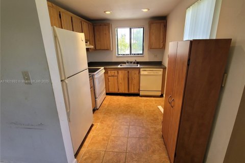 Condo in Pompano Beach, Florida, 2 bedrooms  № 2018663 - photo 4