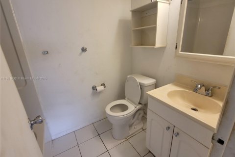 Condo in Pompano Beach, Florida, 2 bedrooms  № 2018663 - photo 8