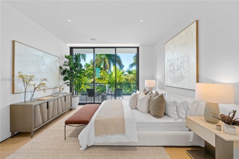 House in Miami Beach, Florida 4 bedrooms, 285.86 sq.m. № 2062464 - photo 29