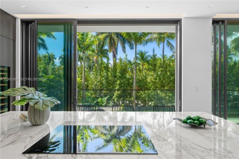 House in Miami Beach, Florida 4 bedrooms, 285.86 sq.m. № 2062464 - photo 20