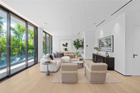 House in Miami Beach, Florida 4 bedrooms, 285.86 sq.m. № 2062464 - photo 10