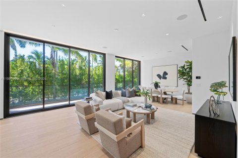 House in Miami Beach, Florida 4 bedrooms, 285.86 sq.m. № 2062464 - photo 9