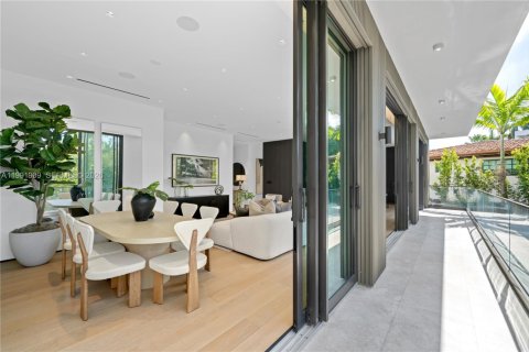 House in Miami Beach, Florida 4 bedrooms, 285.86 sq.m. № 2062464 - photo 15