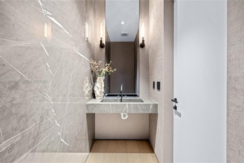 House in Miami Beach, Florida 4 bedrooms, 285.86 sq.m. № 2062464 - photo 22