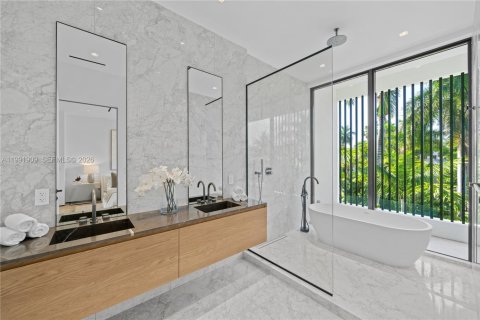 House in Miami Beach, Florida 4 bedrooms, 285.86 sq.m. № 2062464 - photo 30