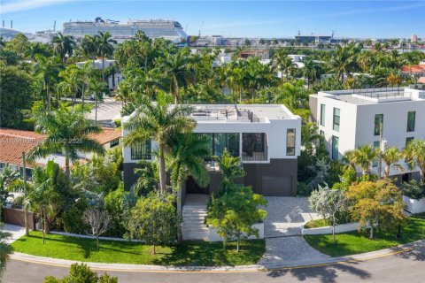 House in Miami Beach, Florida 4 bedrooms, 285.86 sq.m. № 2062464 - photo 1