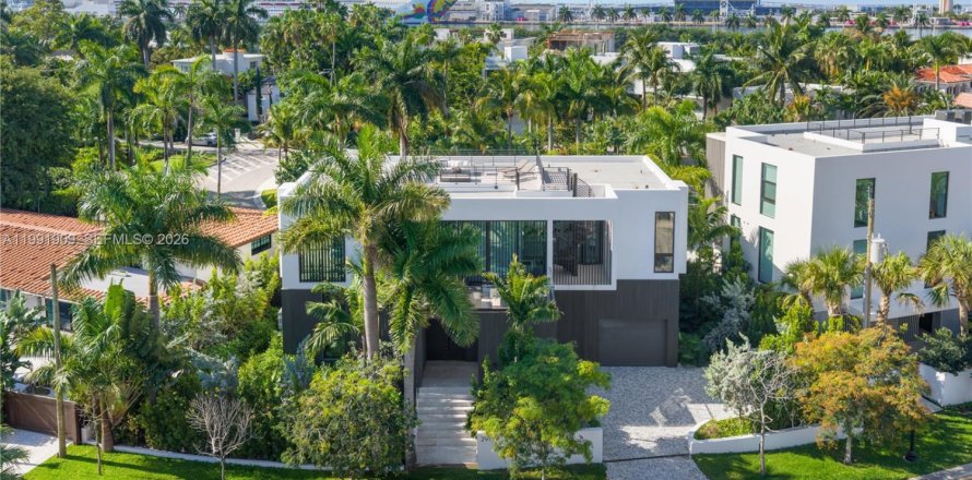 House in Miami Beach, Florida 4 bedrooms, 285.86 sq.m. № 2062464