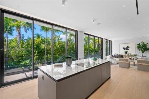 House in Miami Beach, Florida 4 bedrooms, 285.86 sq.m. № 2062464 - photo 19