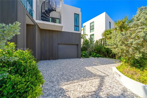 House in Miami Beach, Florida 4 bedrooms, 285.86 sq.m. № 2062464 - photo 5