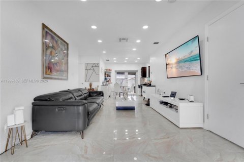 Дом в Майами, Флорида 4 спальни, 145.67м2 № 2064674