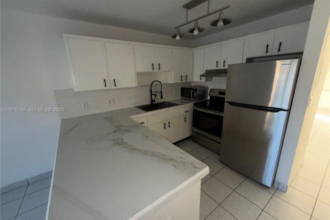 Townhouse in Miami, Florida 2 bedrooms, 111.48 sq.m. № 2044514 - photo 11