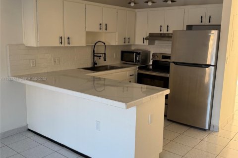 Townhouse in Miami, Florida 2 bedrooms, 111.48 sq.m. № 2044514 - photo 10