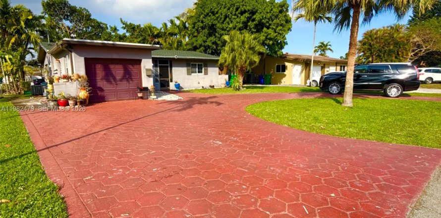 Propiedad comercial en Miramar, Florida 1 dormitorio, 113.71 m2 № 2047107