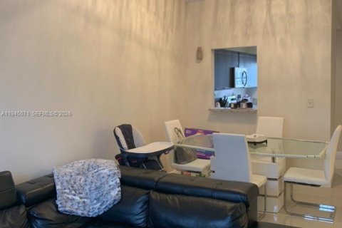 House in Sweetwater, Florida 3 bedrooms, 97.55 sq.m. № 2001526 - photo 8