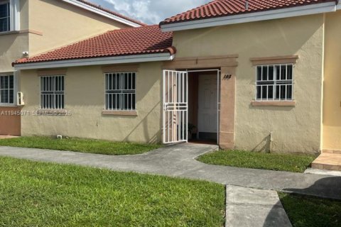 House in Sweetwater, Florida 3 bedrooms, 97.55 sq.m. № 2001526 - photo 4