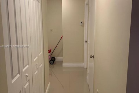 House in Sweetwater, Florida 3 bedrooms, 97.55 sq.m. № 2001526 - photo 13