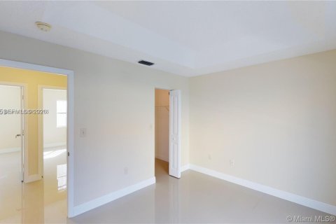 House in Sweetwater, Florida 3 bedrooms, 97.55 sq.m. № 2001526 - photo 22