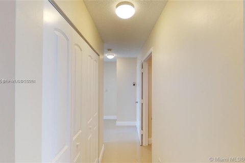 House in Sweetwater, Florida 3 bedrooms, 97.55 sq.m. № 2001526 - photo 27