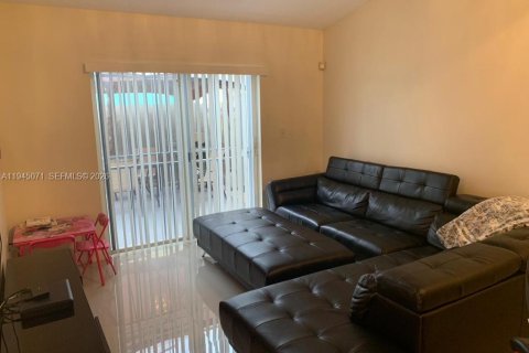 House in Sweetwater, Florida 3 bedrooms, 97.55 sq.m. № 2001526 - photo 12