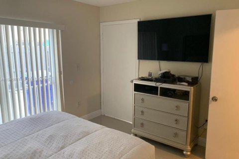 House in Sweetwater, Florida 3 bedrooms, 97.55 sq.m. № 2001526 - photo 16