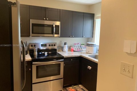 House in Sweetwater, Florida 3 bedrooms, 97.55 sq.m. № 2001526 - photo 11