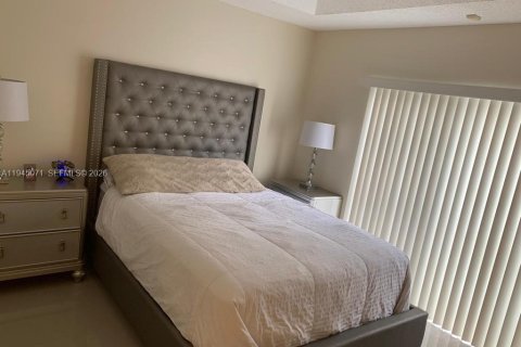 House in Sweetwater, Florida 3 bedrooms, 97.55 sq.m. № 2001526 - photo 15